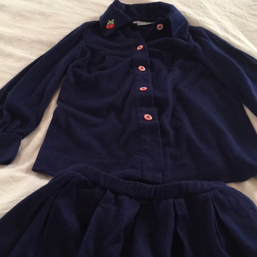 Girl’s 2 piece outfit.